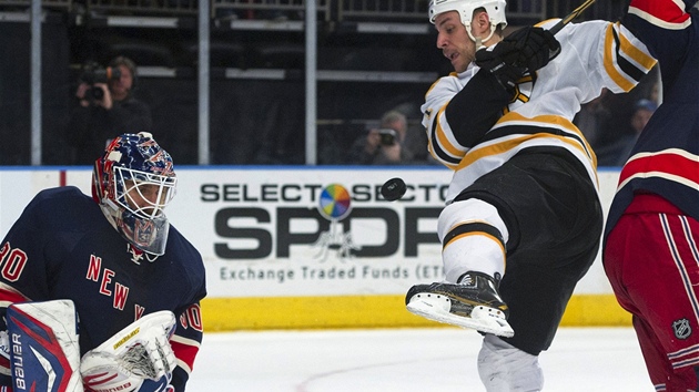 Branká NY Rangers Henrik Lundqvist likviduje pokus Gregoryho Campbella z