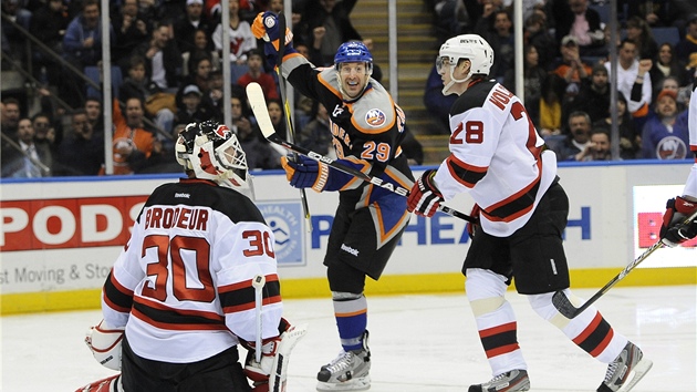 Jay Pandolfo z NY Islanders (v tmavm) prv rozhodl o vtzstv nad New Jersey.