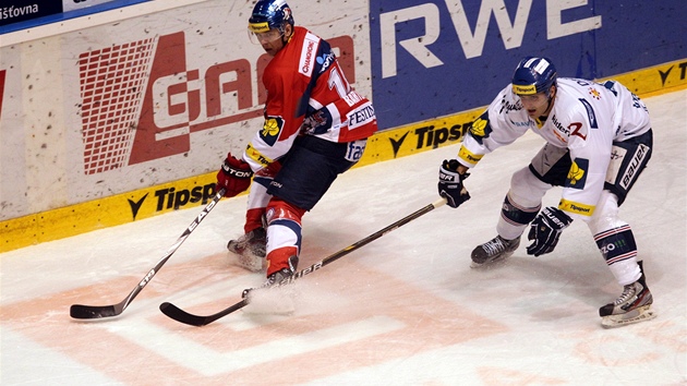 Pardubický Martin Bartek (vlevo) v úto�ném pásmu Vítkovic.