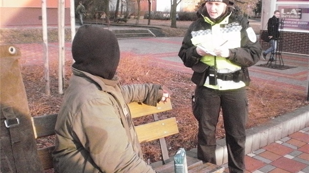 Chomutovská m�stská policie pokutuje mu�e, který popíjí krabicové víno p�ed