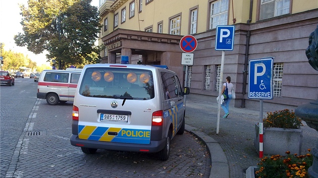 Poslední záijový den loského roku parkovali policisté ped Nemocnicí Na