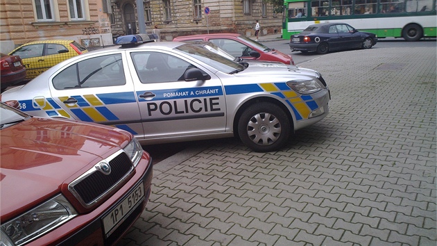Také v Plzni v Palachov ulici neparkovali policisté ideáln.