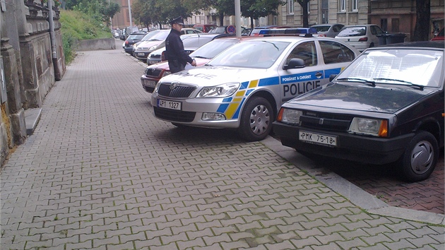 Také v Plzni v Palachov ulici neparkovali policisté ideáln.