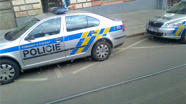 V Blehradské ulici parkovala dokonce dv policejní auta za sebou.