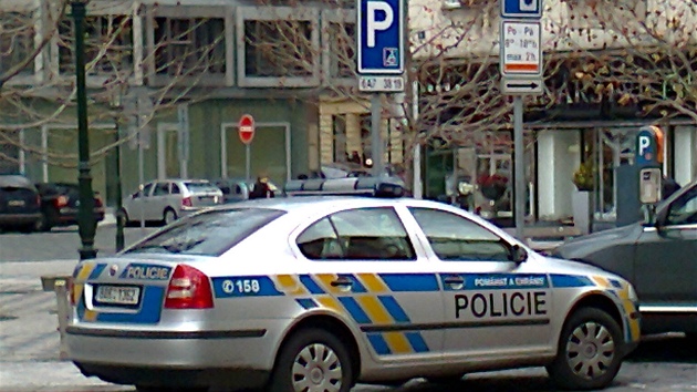 Takhle policisté zaparkovali na Petrském námstí.