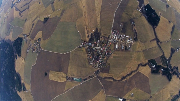 Samotnou sondu tvo�ila �ern� polystyrenov� krychle vypln�n� kamerami, t�emi p��stroji na m��en� GPS sou�adnic a DVD s po��ta�ovou hrou.