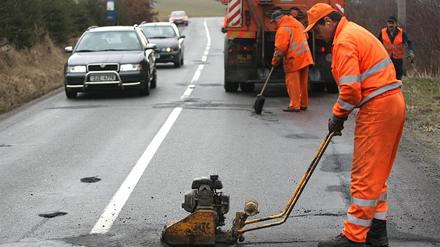 Silni�á�i opravují po zim� výtluky v úseku Za�ovice - Ok�í�ky. 