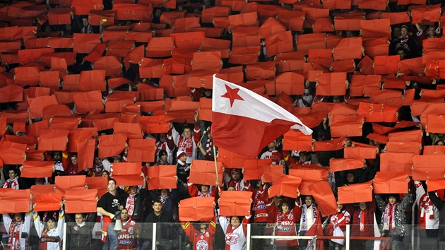 PSOBIV CHOREO. Fanouci Slavie zvedli nad hlavy paprov kartony. Polovina tribun byla erven, druh st bl.