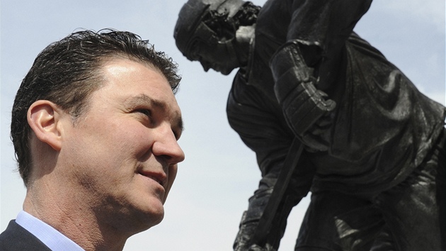 Mario Lemieux ped svou sochou