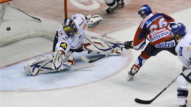 Gól! Pardubický útoník Jaroslav Markovi stílí jeden ze svých dvou gól do