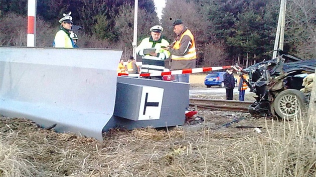 Na železniční trati z Okříšek do jihomoravského Znojma se střetl osobní vlak s autem. (9. březen 2012)