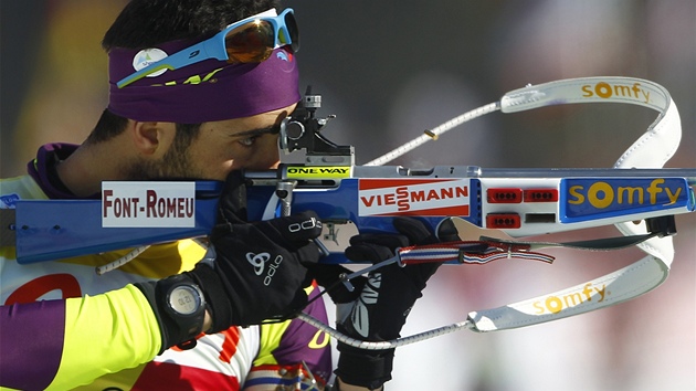 Francouzský biatlonista Martin Fourcade stílí pi sprintu na mistrovství svta