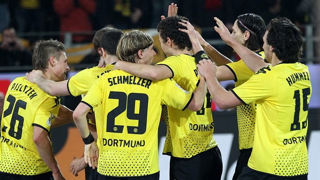 Fotbalisté Dortmundu se radují z gólu do brány Mohue.