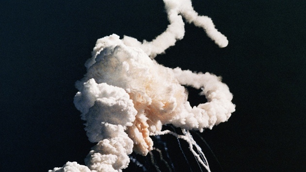 Raketoplán Challenger explodoval trnáct kilometr po startu.
