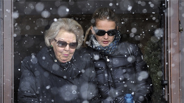 Nizozemská královna Beatrix (vlevo) a její snacha princezna Mabel pichází do nemocnice v Innsbrucku, kde leel princ Johan Friso poté, co ho zavalila lavina. (18. února 2012)