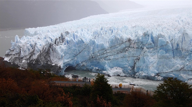Ledovec Perito Moreno v pátek prohrál boj s vodou a kus se ho odlomil (2.