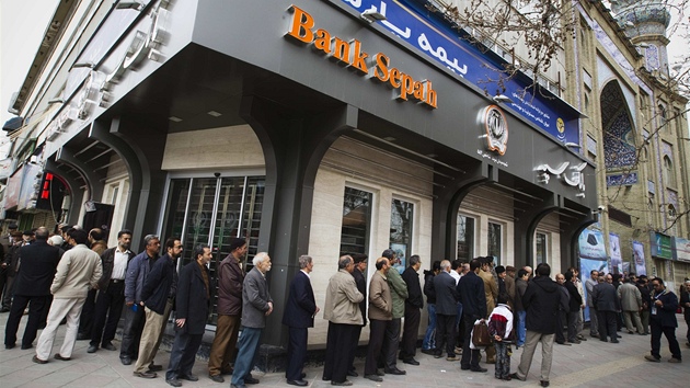 Íránci stojí v ad do volební místnosti v Teheránu (2. bezna 2012) 