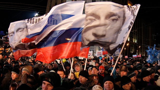 Píznivci Vladimira putina na Manéním námstí v Moskv (4. bezna 2012) 