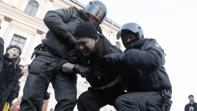 Policie zatýká jednoho z opoziních demonstrant v Petrohradu (5. bezna 2012)