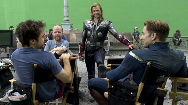 Z natáčení filmu Avengers: zprava Robert Downey Jr., Joss Whedon, Chris...