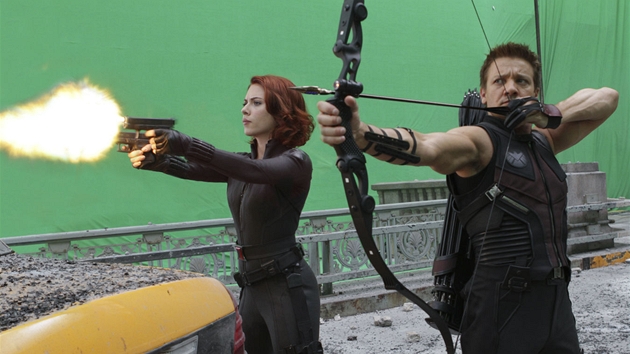 Z natáčení filmu Avengers. Scarlett Johanssonová a Clint Barton