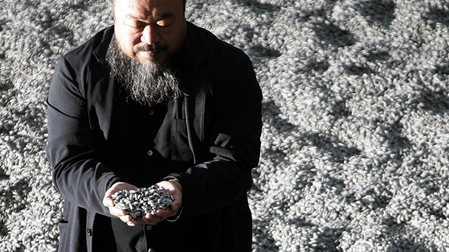 ínský výtvarník Aj Wej-wej se svými porcelánovými semínky v britské galerii...