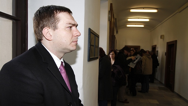 Poslanec Michal Babák ped jednáním Obvodního soudu. (7. bezna 2012) 