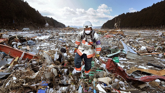 Japonsk zchran prochz troskami msta Minamisanriku, kter tsunami srovnala se zem. (18. bezna 2011)