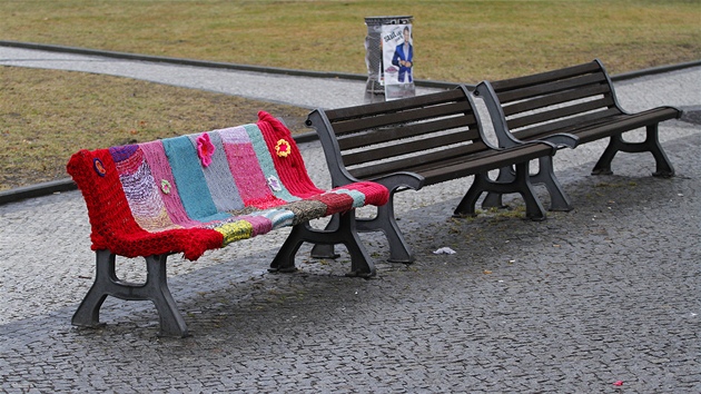 Opletená lavika na námstí Winstona Churchilla v Praze. (8. bezna 2012)