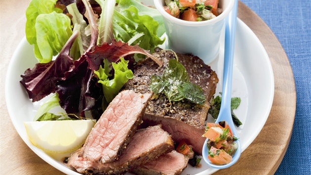 Rumpsteak se salsou z raj�at a oliv