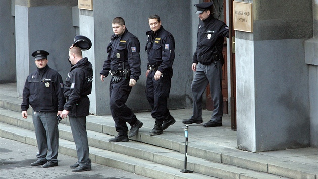 Policisté vycházejí z budovy Krajského soudu v Ostrav, kde byla nahláena