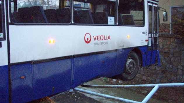 Autobus, který desítky metr projel bíloveckým nádraím, visel nad korytem