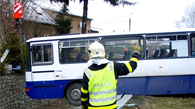 Autobus se podailo vytáhnout a díky hasiskému vyproovacímu speciálu. (2.