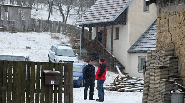 Policist hldkuj u domu v Doubravch na Zlnsku. Zbran nali v budov vzadu. (8. bezna 2012)
