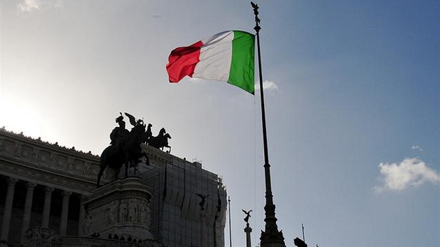 Italská vlajka na stoáru ped monumentem krále Viktora Emanuela v ím