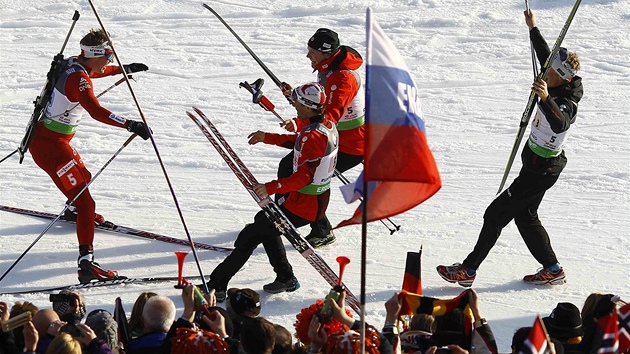 AMPIONI. Nortí biatlonisté Ole Einar Björndalen, Rune Brattsveen, Tarjei Bö a