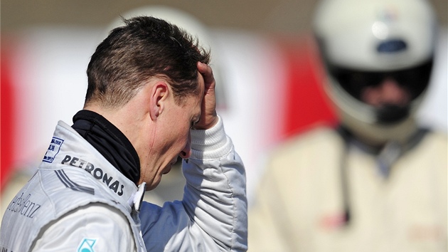 JE TO STÁLE TĚŽŠÍ... Sedminásobný mistr světa Michael Schumacher je suverénně