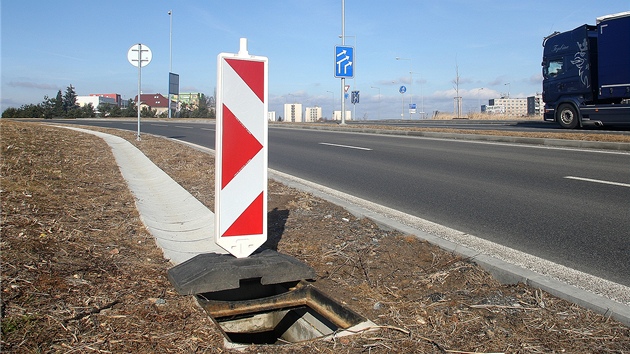 T�i kanálové vpusti ukradli zlod�ji z t�i m�síce starého dálni�ního p�ivad��e