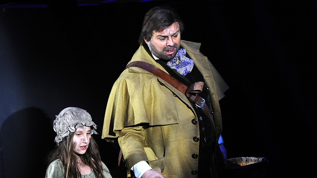 David Ulink jako Jean Valjean s dcerou Stanislava Grosse, kter v Bdncch hraje Cosette.