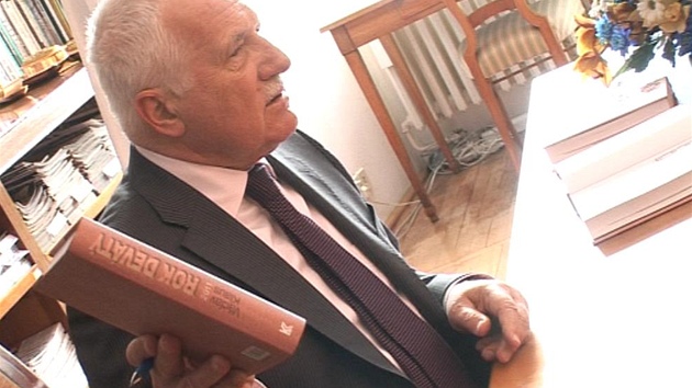 Václav Klaus podepisuje svou novou knihu Rok devátý.
