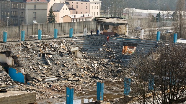 Zimní stadion je po ástené demolici v troskách.