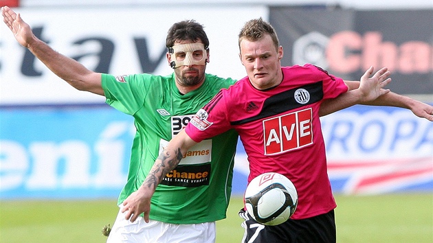 Jablonecký stoper Petr Pavlík hlídá bud�jovického úto�níka Jakuba �ezní�ka.