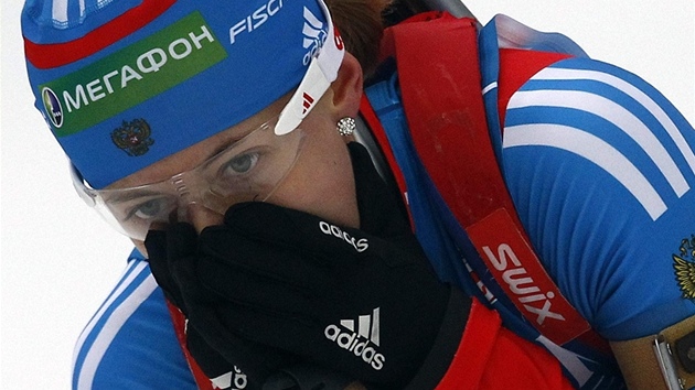 JAKO BY NEMOHLA UVIT. Rusk biatlonistka Olga Viluchinov zskala ve sthacm zvod na mistrovstv svta v Ruhpoldingu bronzovou medaili.