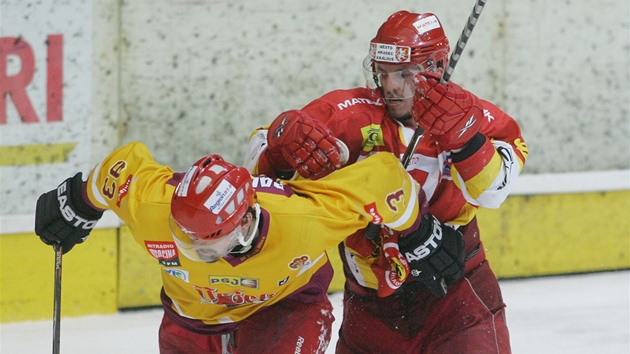 Hradecký hokejista Ján Bendík (vpravo) bojuje s jihlavským Aleem Padlkem.