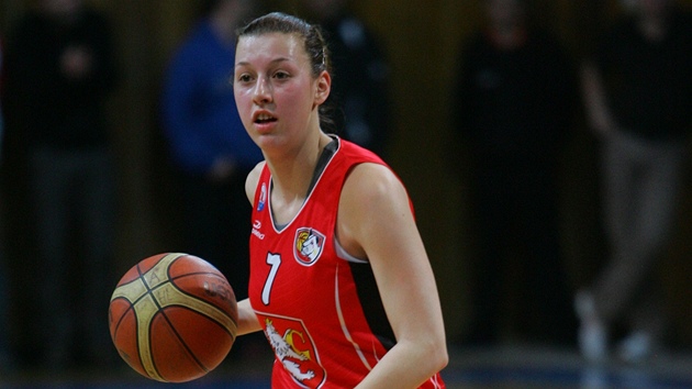 V AKCI. S mem postupuje hradeck basketbalistka Lenka Bartkov.