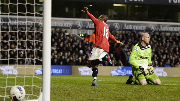 MÍ JE V SÍTI. Brad Friedel, gólman Tottenhamu, kleí na kolenou, zatímco