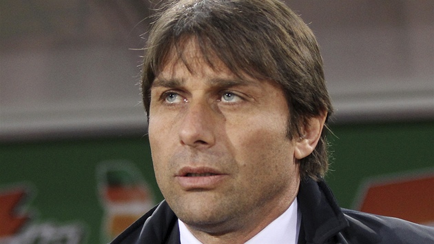 PSN POHLED TRENRA. Antonio Conte sleduje vkon fotbalist Juventusu v zpase italsk ligy.