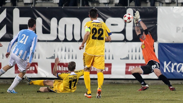 Branká Jihlavy Jaromír Blaek zasahuje v utkání proti áslavi.