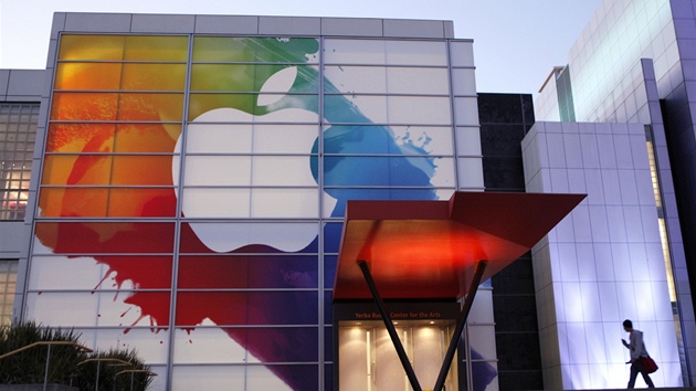 Vchod budovy Yerba Buena Center, do kterého Apple svolal novináe na mimoádnou