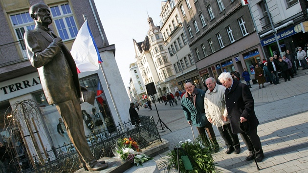 Lidé v Karlových Varech si připomněli výročí narození T. G. Masaryka. U jeho sochy v centru města ale stále schází informační cedulka. 